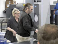EXKLUSIV - Joaquin Phoenix wirkt müde am Flughafen von LA