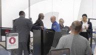EXKLUSIV - Joaquin Phoenix wirkt müde am Flughafen von LA