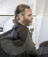 EXKLUSIV - Joaquin Phoenix wirkt müde am Flughafen von LA