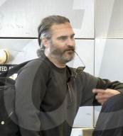EXKLUSIV - Joaquin Phoenix wirkt müde am Flughafen von LA