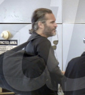 EXKLUSIV - Joaquin Phoenix wirkt müde am Flughafen von LA