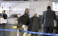 EXKLUSIV - Joaquin Phoenix wirkt müde am Flughafen von LA