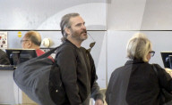 EXKLUSIV - Joaquin Phoenix wirkt müde am Flughafen von LA