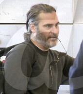 EXKLUSIV - Joaquin Phoenix wirkt müde am Flughafen von LA