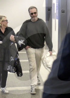 EXKLUSIV - Joaquin Phoenix wirkt müde am Flughafen von LA