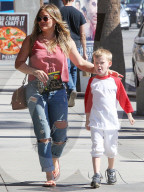 PEOPLE - Recht hat er! Hilary Duffs Sohn streckt den Paparazzi die Zunge heraus