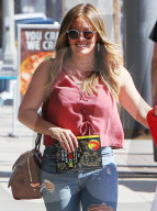 PEOPLE - Recht hat er! Hilary Duffs Sohn streckt den Paparazzi die Zunge heraus