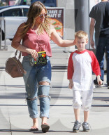 PEOPLE - Recht hat er! Hilary Duffs Sohn streckt den Paparazzi die Zunge heraus