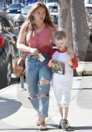 PEOPLE - Recht hat er! Hilary Duffs Sohn streckt den Paparazzi die Zunge heraus