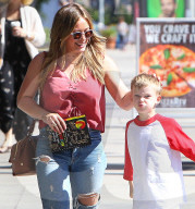 PEOPLE - Recht hat er! Hilary Duffs Sohn streckt den Paparazzi die Zunge heraus