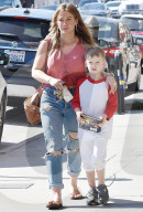 PEOPLE - Recht hat er! Hilary Duffs Sohn streckt den Paparazzi die Zunge heraus