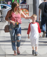 PEOPLE - Recht hat er! Hilary Duffs Sohn streckt den Paparazzi die Zunge heraus