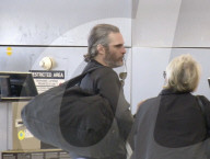 EXKLUSIV - Joaquin Phoenix wirkt müde am Flughafen von LA