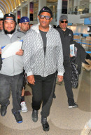 PEOPLE - Samuel L. Jackson mit anti Trump Pin am Flughafen von LA