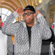 PEOPLE - Samuel L. Jackson mit anti Trump Pin am Flughafen von LA