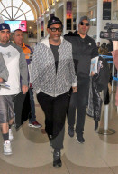 PEOPLE - Samuel L. Jackson mit anti Trump Pin am Flughafen von LA