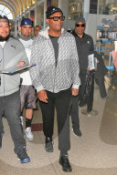 PEOPLE - Samuel L. Jackson mit anti Trump Pin am Flughafen von LA