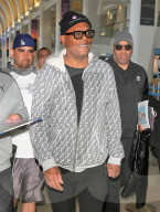 PEOPLE - Samuel L. Jackson mit anti Trump Pin am Flughafen von LA