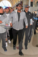 PEOPLE - Samuel L. Jackson mit anti Trump Pin am Flughafen von LA