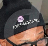 PEOPLE - Samuel L. Jackson mit anti Trump Pin am Flughafen von LA