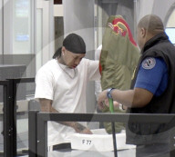 EXKLUSIV - Tyga bei der Sicherheitskontrolle am Flughafen von LA