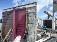 NEWS - Zu arm: Auch fünf Monate nach Sturm "Irma" ist auf Sint Maarten  noch alles zerstört