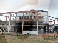 NEWS - Zu arm: Auch fünf Monate nach Sturm "Irma" ist auf Sint Maarten  noch alles zerstört
