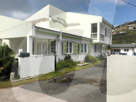 NEWS - Zu arm: Auch fünf Monate nach Sturm "Irma" ist auf Sint Maarten  noch alles zerstört