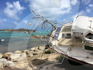 NEWS - Zu arm: Auch fünf Monate nach Sturm "Irma" ist auf Sint Maarten  noch alles zerstört