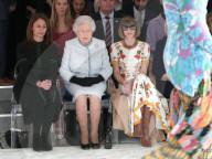 PEOPLE - Keinen Anstand! Anna Wintour sitzt mit Sonnenbrille neben der Queen an der LFW