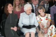 PEOPLE - Keinen Anstand! Anna Wintour sitzt mit Sonnenbrille neben der Queen an der LFW