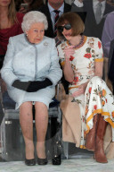 PEOPLE - Keinen Anstand! Anna Wintour sitzt mit Sonnenbrille neben der Queen an der LFW