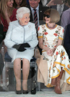 PEOPLE - Keinen Anstand! Anna Wintour sitzt mit Sonnenbrille neben der Queen an der LFW
