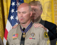 NEWS - Donald Trump verleiht die Medal of Valor in Washington