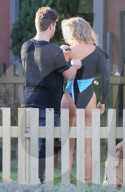 EXKLUSIV - AnnaLynne McCord zeigt Bademode am Beach in Los Angeles