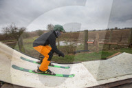 FEATURE - Ein Teenager baut sich eine Skipiste im Garten in Sleaford