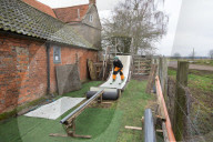 FEATURE - Ein Teenager baut sich eine Skipiste im Garten in Sleaford