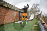 FEATURE - Ein Teenager baut sich eine Skipiste im Garten in Sleaford