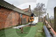 FEATURE - Ein Teenager baut sich eine Skipiste im Garten in Sleaford
