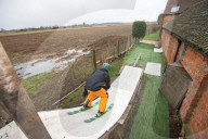 FEATURE - Ein Teenager baut sich eine Skipiste im Garten in Sleaford