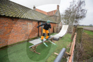 FEATURE - Ein Teenager baut sich eine Skipiste im Garten in Sleaford