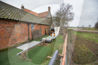 FEATURE - Ein Teenager baut sich eine Skipiste im Garten in Sleaford