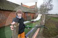 FEATURE - Ein Teenager baut sich eine Skipiste im Garten in Sleaford