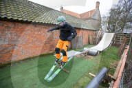 FEATURE - Ein Teenager baut sich eine Skipiste im Garten in Sleaford