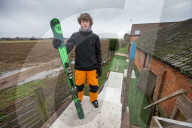 FEATURE - Ein Teenager baut sich eine Skipiste im Garten in Sleaford