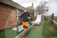 FEATURE - Ein Teenager baut sich eine Skipiste im Garten in Sleaford