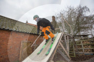 FEATURE - Ein Teenager baut sich eine Skipiste im Garten in Sleaford