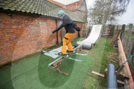FEATURE - Ein Teenager baut sich eine Skipiste im Garten in Sleaford