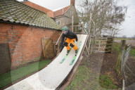 FEATURE - Ein Teenager baut sich eine Skipiste im Garten in Sleaford