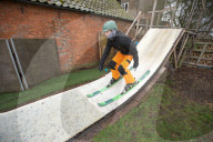 FEATURE - Ein Teenager baut sich eine Skipiste im Garten in Sleaford